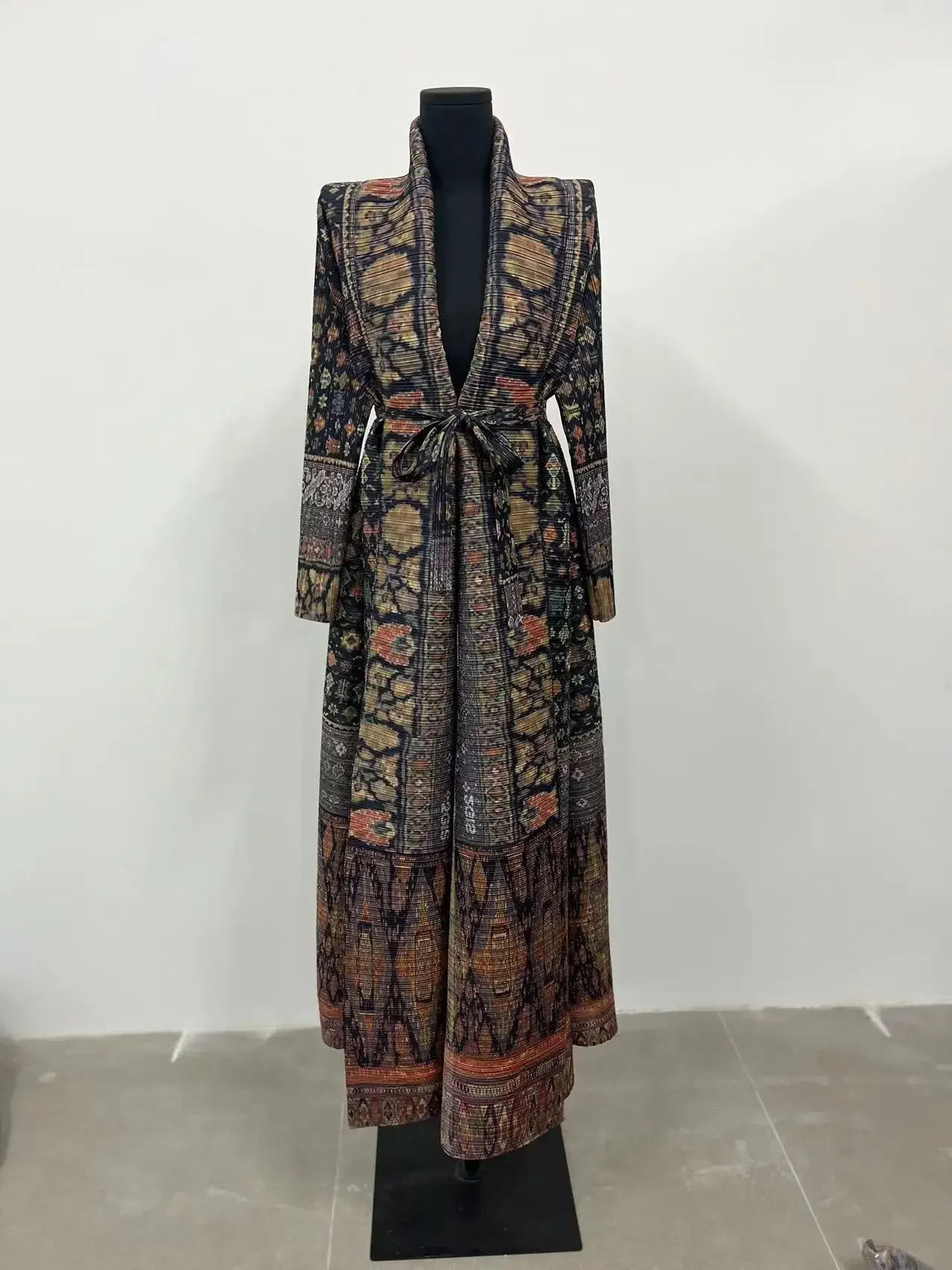 Miyake плиссированный плащ со  – обзор и цена Trench Coat Formal