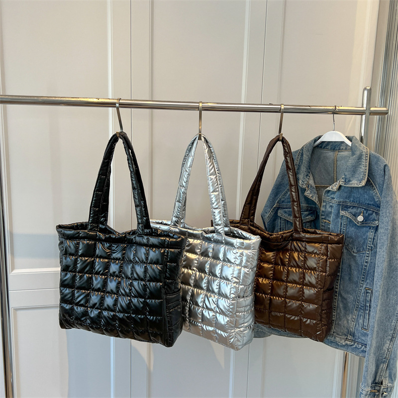 Лидер продаж, зимние космическ – обзор и цена Shoulder Bag Structured